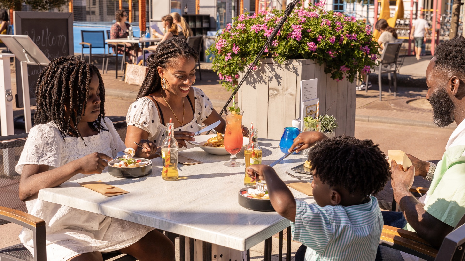 Centrum Plaza met Grand Café en lounge terras
