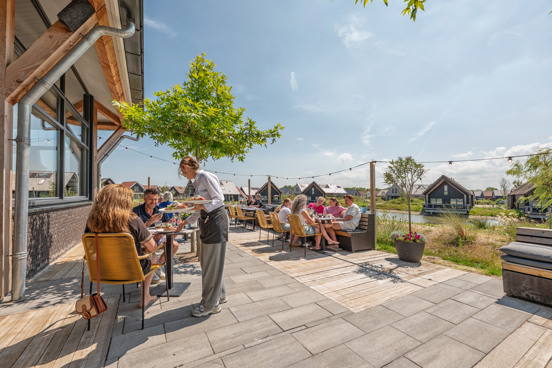 Binnen- en buitenterras aan een speelstrandje