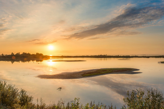 Zonsondergang bij een vakantiepark in Herkingen