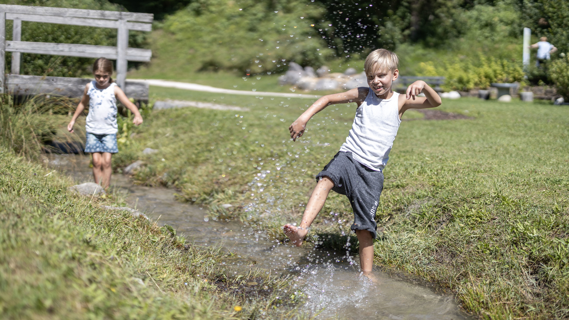 Wandel op blote voeten door het Kneipp Park