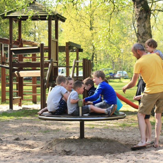 Familie in de speeltuin tijdens een fijn verblijf