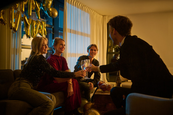Vier samen de jaarwisseling in een vakantiehuis met oud en nieuw