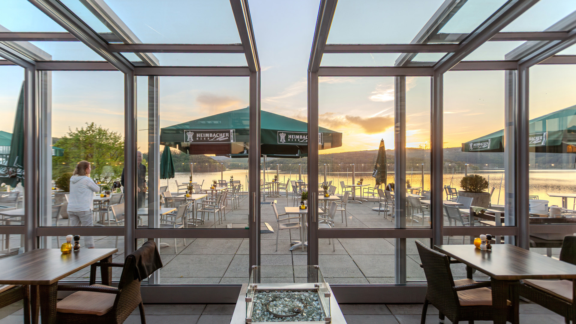 Zonnig terras met uitzicht op de Rursee