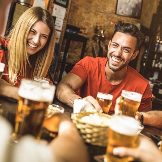 Genieten van diverse biertjes bij een bierbrouwerij