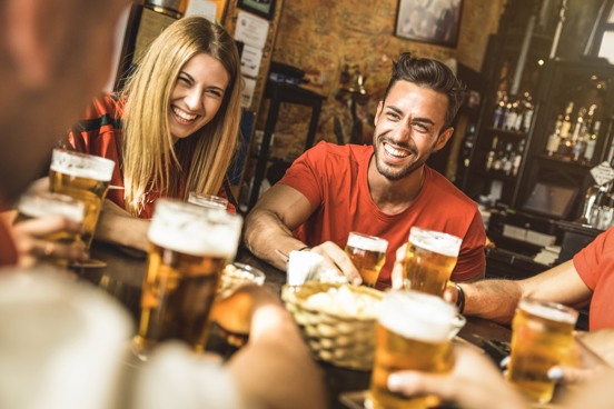 Genieten van diverse biertjes bij een bierbrouwerij