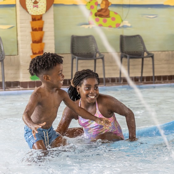 Erleben Sie im Schwimmbad jede Menge Wasserspaß