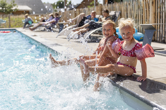 Bain de soleil et baignade dans la piscine extérieure