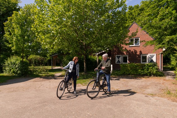 Ontspannen tocht op de fiets door de natuurrijke omgeving