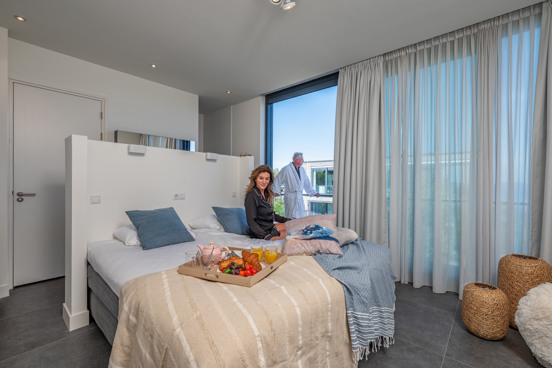 Pareja en un alojamiento de lujo con una decoración acogedora