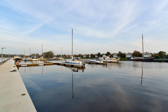Jachthaven met boothelling en -kraan
